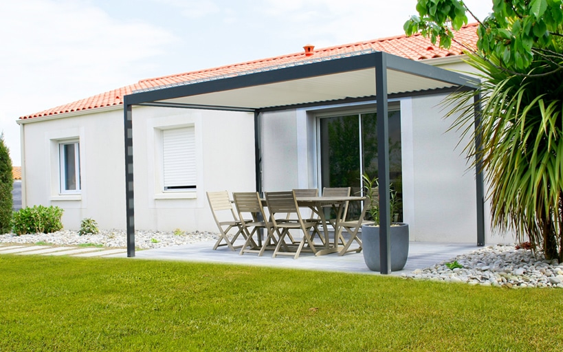 Profitez de l’extérieur avec les pergolas et stores Univerture